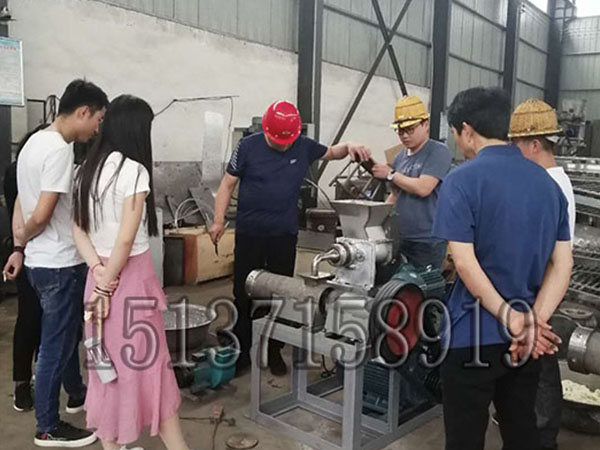 朝鮮冷面機試機現場